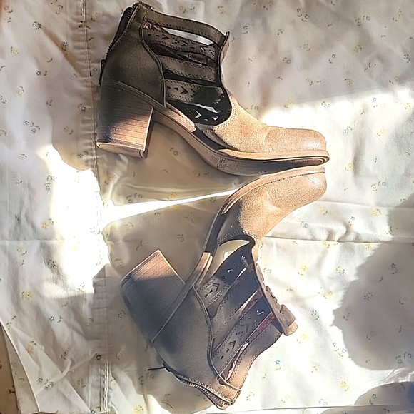 Roxy Boots - Picture 3 of 3